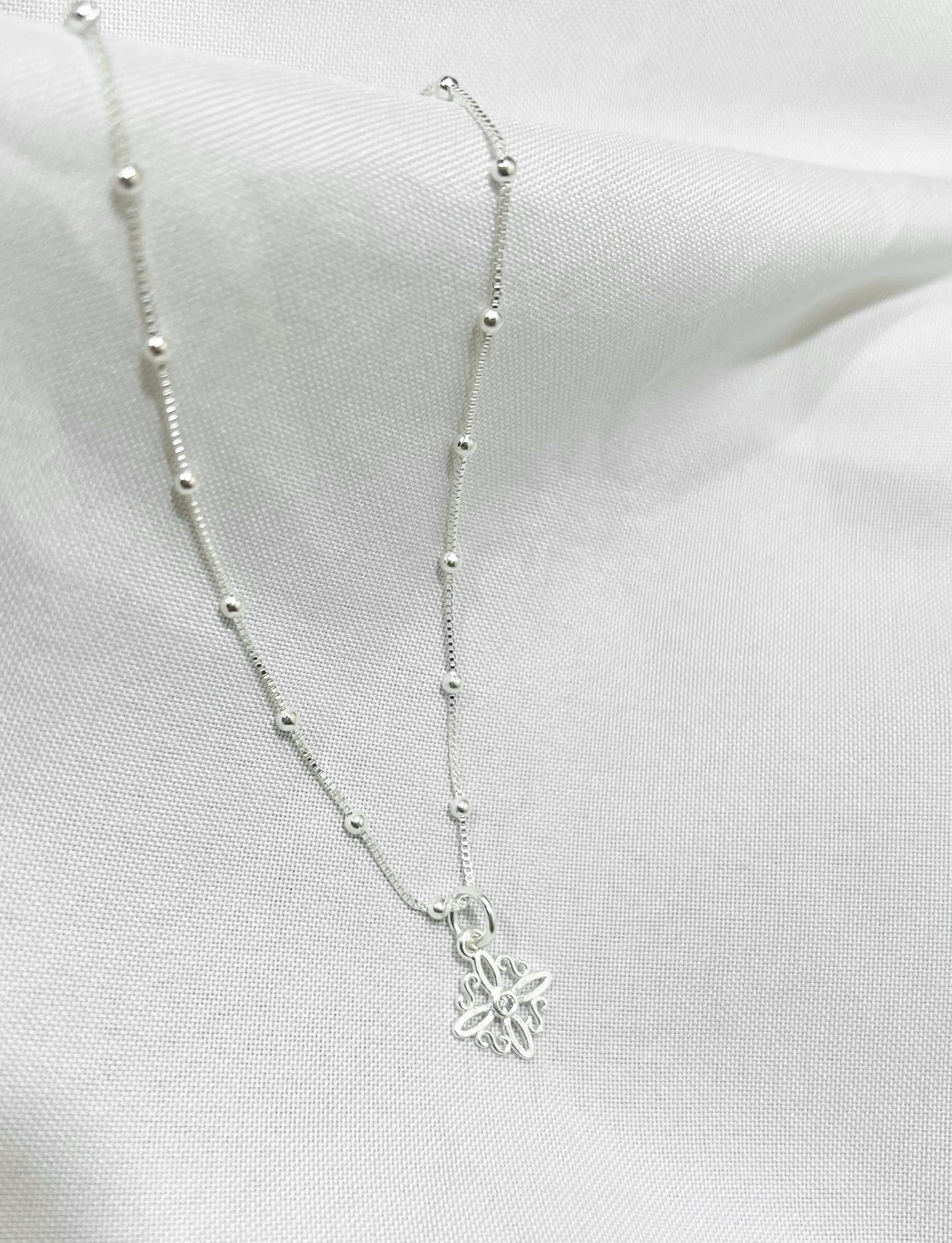 Collar Nudo de bruja mini