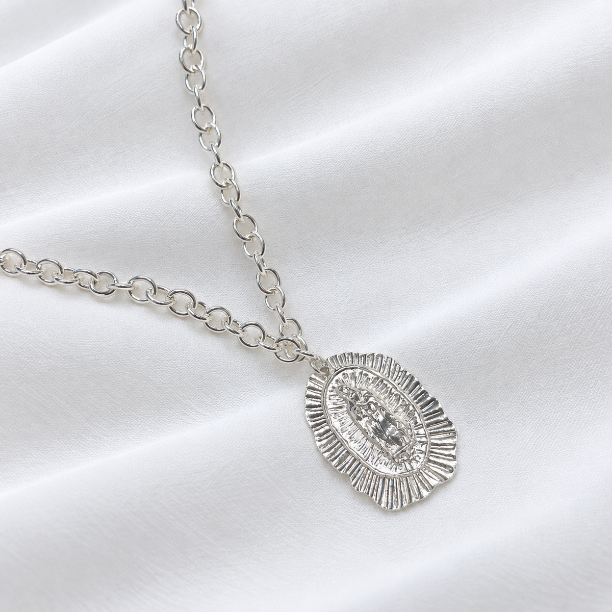 Collar Virgen de los rayos