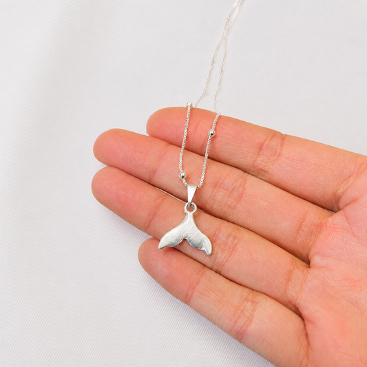 Collar cola de ballena